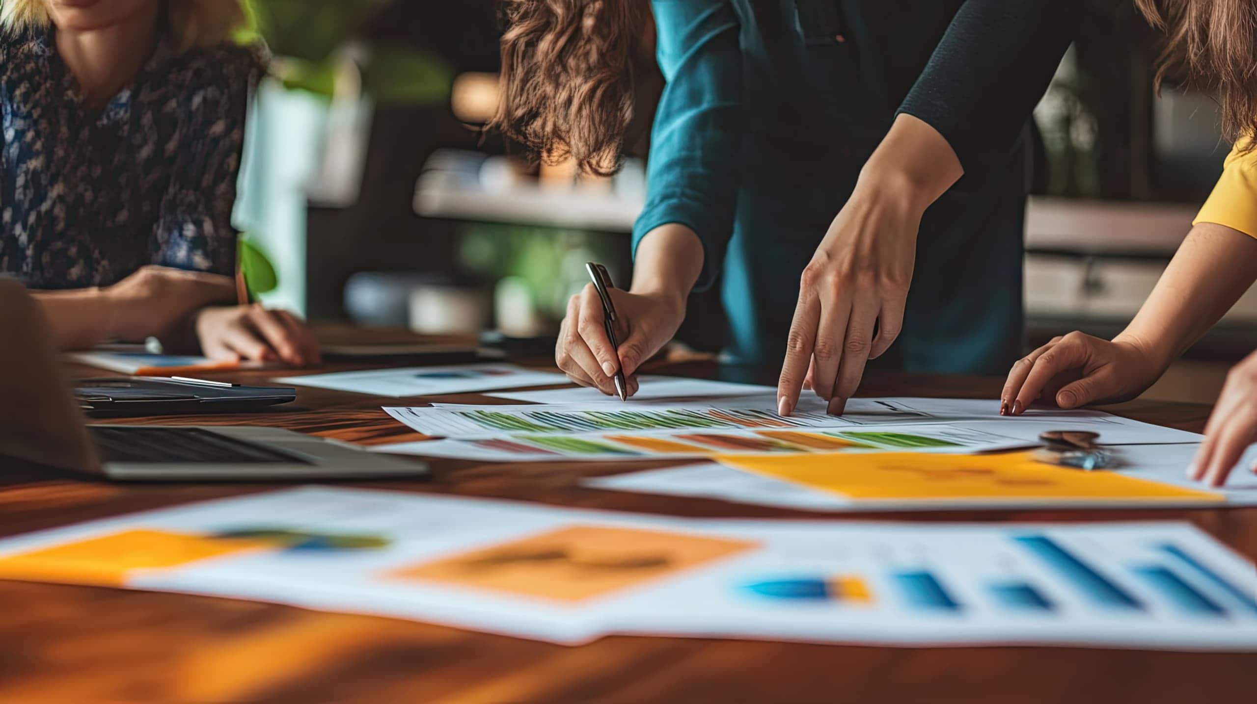 Líderes e membros da equipe operando juntos em uma sessão de planejamento com gráficos de metas compartilhadas para simbolizar a importância da comunicação e coordenação entre diferentes níveis da organização.